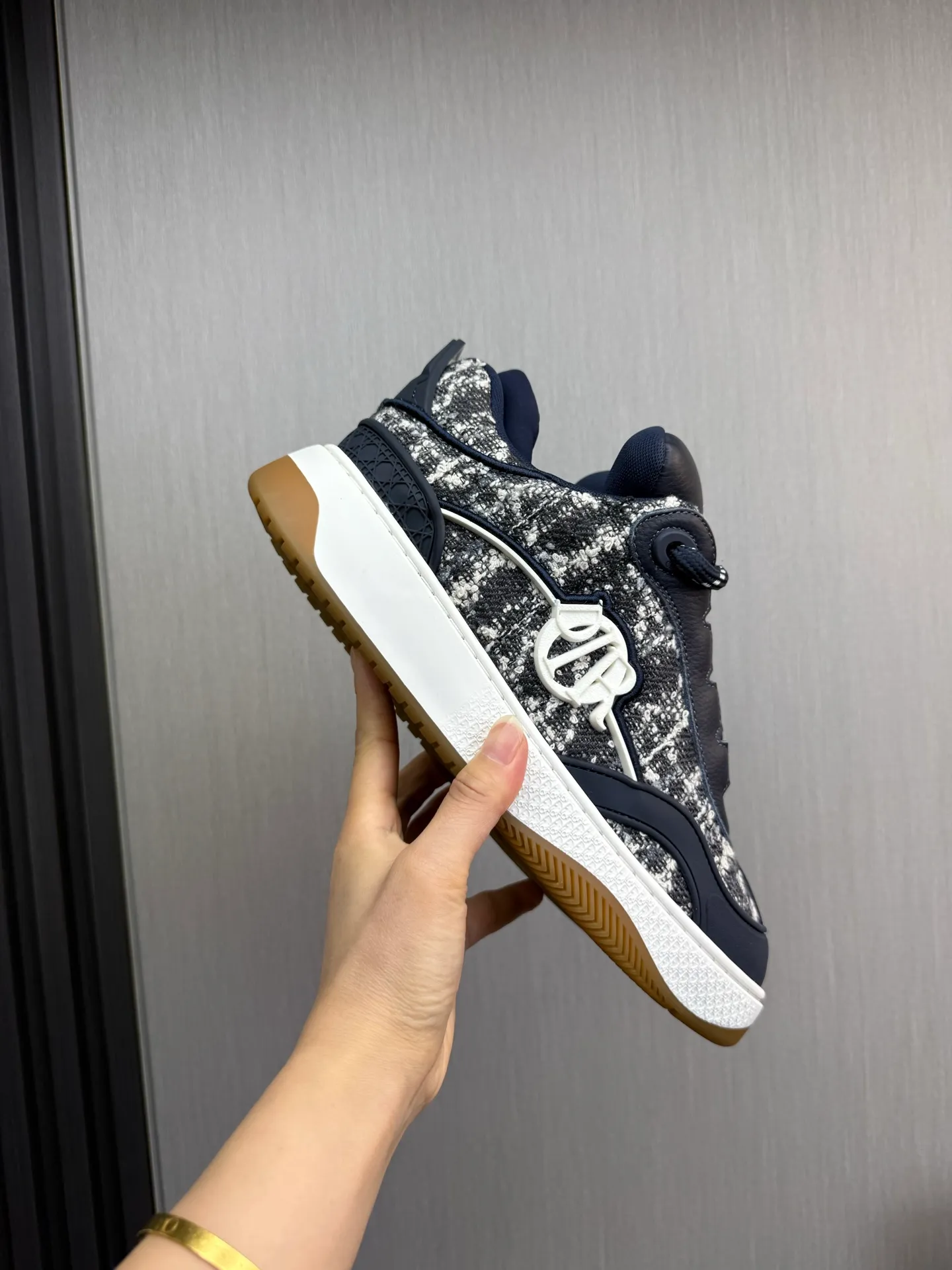 Men's shoes 💰800💰 Dior sneakers enrich the classic series with fashionable retro style. Carefully crafted, they can be paired with casual looks all year round. Dad Shoes style shoes that follow the trend of the retro market ▪️ Fabric: Original custom embroidered cowhide ▪️ Lining: Imported breathable mesh ▪️ Sole: Original molded non-slip outsole ▪️ Size: 38-45 (45 is custom-made and cannot be returned)